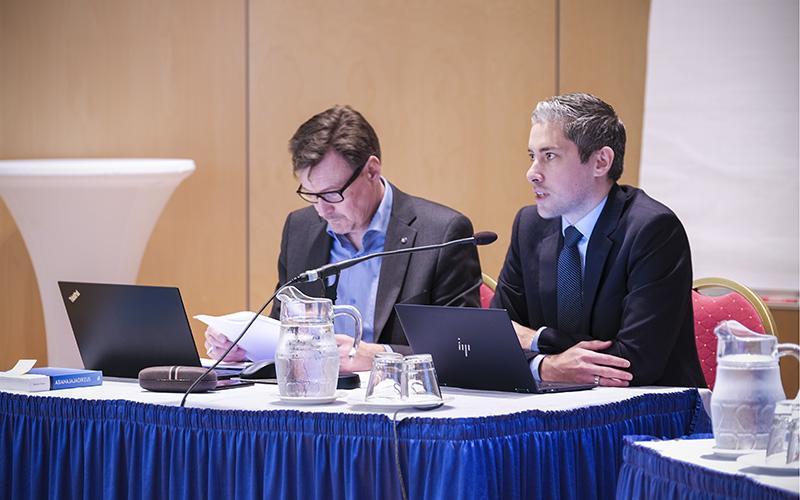 Kuvassa valtuuskunnan puheenjohtaja Tero Puha (oik.) ja liiton pääsihteeri Niko Jakobsson valtuuskunnan kokouksessa lokakuussa 2021.